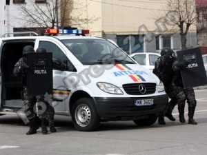 perchezitie politia arges-foto-Mihai Neacsu