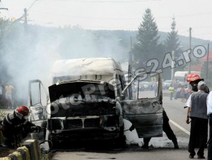 incendiu-microbus-FotoPress24.ro-Mihai-Neacsu-2