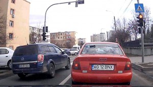 Șofer surprins cum trece pe culoarea roșie a semaforului