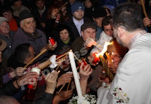 Sfânta Lumină a Învierii ! la Pitesti-foto-Mihai Neacsu (6)