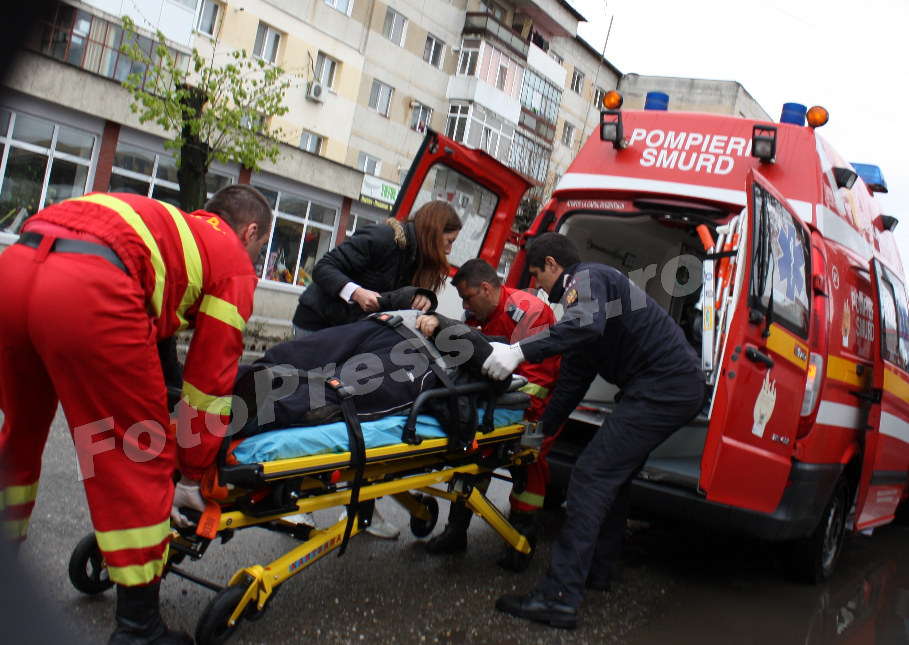 barbat cazut in strada-foto-Mihai Neacsu (1)