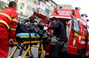 barbat cazut in strada-foto-Mihai Neacsu (2)