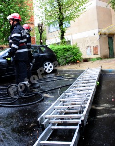 incendiu apartament Razboieni-foto-Mihai Neacsu (1)