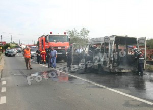incendiu microbus-FotoPress24.ro-Mihai Neacsu  (5)