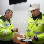 portofel gasit de politia locala Pitesti-foto-Mihai Neacsu (4)