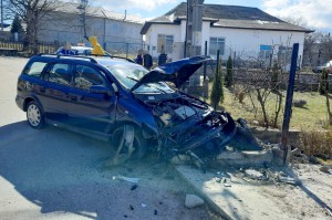 Autoturism intrat într-un gard în localitatea Șelari (1)