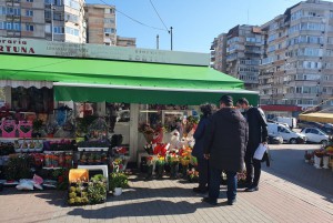 Vânzători de flori amendaţi de polițiștii locali (1)