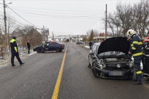 Accident rutier cu două autoturisme în Valea Mare Pravăț (2)