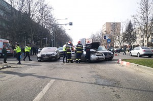 Coliziune între două autoturisme în cartierul Craiovei din Pitești (2)