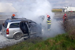 Incendiu la un autoturism pe A1, km 97, sensul Pitești-București (1)