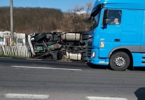 TIR răsturnat în comună Drăganu, pe DN7 (2)