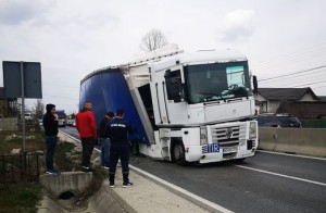 Trafic blocat în dreptul localității Mărăcineni pe DN 73 (2)