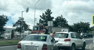 Două autoturisme s-au ciocnit la giratoriu de la Vama Pitești (3)