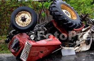 Tractor răsturnat peste o persoană-fotopress24.ro-Mihai-Neacsu