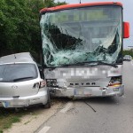 Un-autobuz-a-lovit-două-mașini-parcate-în-Costești-2 (2)