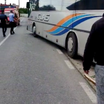Un-autobuz-a-lovit-două-mașini-parcate-în-Costești-2 (5)