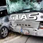 Un-autobuz-a-lovit-două-mașini-parcate-în-Costești-2 (7)