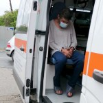 Un bărbat a stat întins pe calea ferată a fost salvat de poliţiştii locali (2)