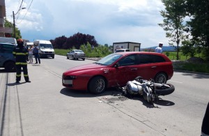 Accident rutier între o omotocicletă și un autoturism în Curtea de Argeș