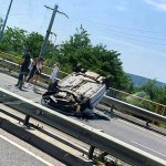 Autoturism răsturnat pe DN 73 la ieșirea din comună Mărăcineni (1)