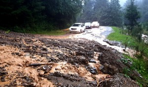Drumuri blocate de precipitaţii