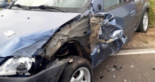 accident rutier produs între un autoturism și un utilaj agricol (3)