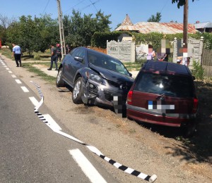 Două maşini au ajuns în şanţ la Leordeni