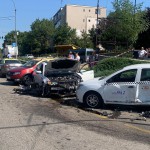 Impact între un BMW  şi trei taxiuri  staționate în cartierul Craiovei     (1)