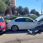 Impact între un BMW  şi trei taxiuri  staționate în cartierul Craiovei     (5)