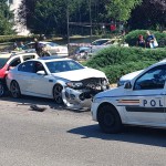 Impact între un BMW  şi trei taxiuri  staționate în cartierul Craiovei     (6)