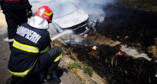 O maşină a luat foc într-un accident la Drăganu (2)