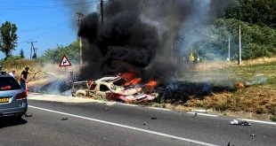 O-maşină-a-luat-foc-într-un-accident-la-Drăganu (2)