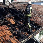 Gospodării afectate de flăcări la Curtea de Argeş (3)