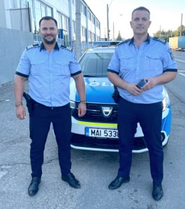 agentul șef adjunct Mihai Chiva și agentul șef Dragoș Chiliment, polițiști de ordine publică în cadrul Secției 2 Pitești
