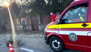 Biciclist spulberat de o masina pe DN73, în zona Piscani (7)