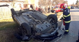 Autoturism răsturnat în comuna Călinești (2)