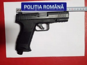 Doi bărbați reținuți după ce ar fi bătut și amenințat cu pistolul un tânăr de 21 ani (1)