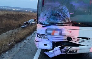 Impact violent între un autocar şi un autoturism (1)