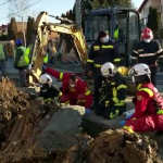 Persoană surprinsă sub un mal de pământ, în cartierul Trivale (12)