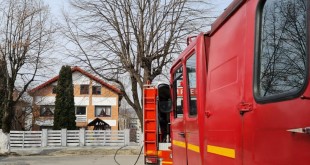  Incendiu la acoperișul unei case din Curtea de Argeș (1)