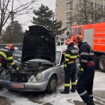  Motorul unei mașini parcate a luat foc pe Aleea Spitalului din municipiul Pitești (1)