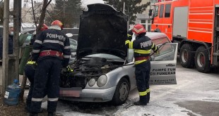  Motorul unei mașini parcate a luat foc pe Aleea Spitalului din municipiul Pitești (2)