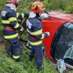 Autoturism răsturnat pe raza comunei Buzoiesti (2)