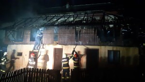 Casă cuprinsă de flăcări în comuna Pietroșani (1)