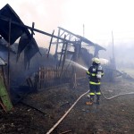 Grajd şi case în flăcări la Brăduleţ (1)
