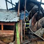 Grajd şi case în flăcări la Brăduleţ (2)