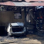 Locuinţe garaje şi maşini cuprinse de flăcări (3)