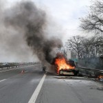 Mașină înghițită de flăcări pe A1Km 80 (2)