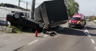 Accident cu două mașini răsturnate pe DN 73 Stâlpeni