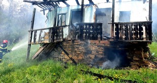 Incendiu la o casă părăsită din localitatea Nucșoara